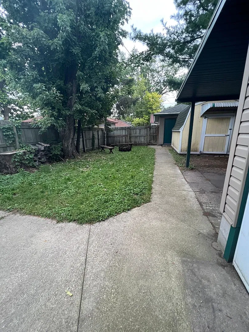 4 Bedroom La Crosse Home with Garage, Fenced Yard & In-Unit Laundry — Photo 3