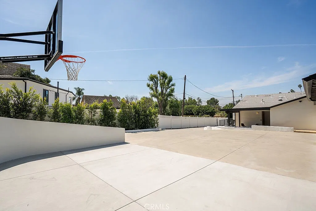 4 bed, 2.5 bath, 1972 sqft, $9,750 — Photo 3