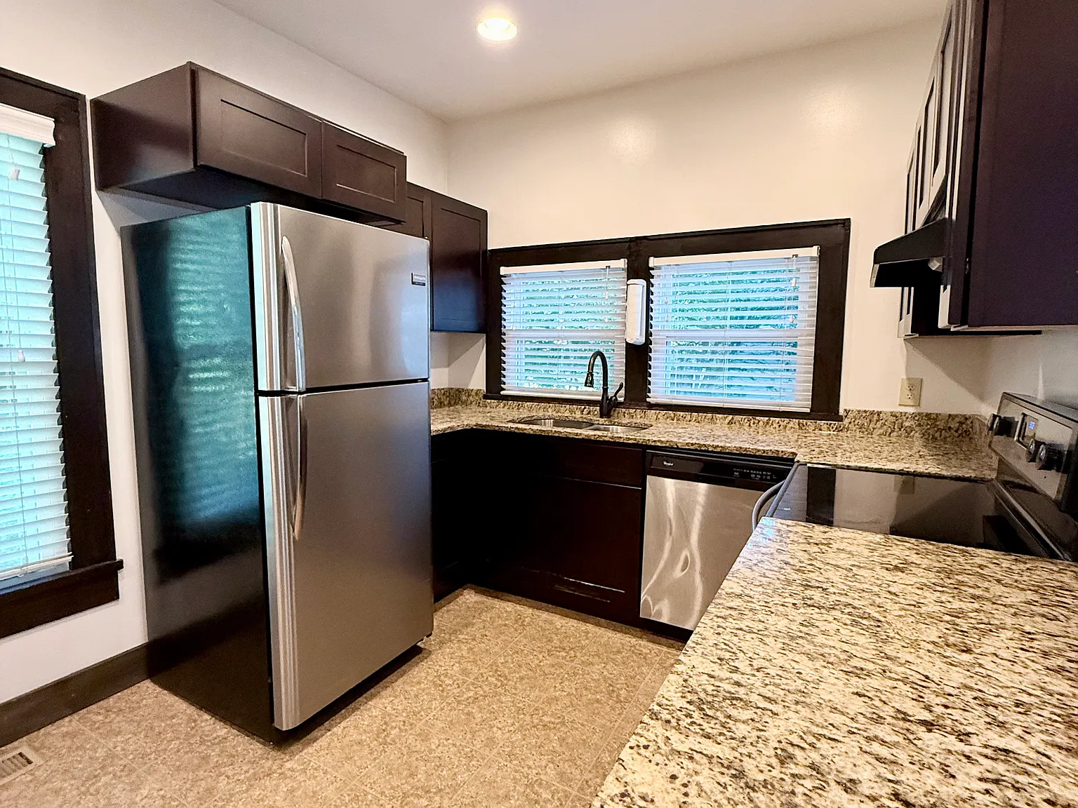 2 bed, 1093 sqft, $1,595 — Photo 4