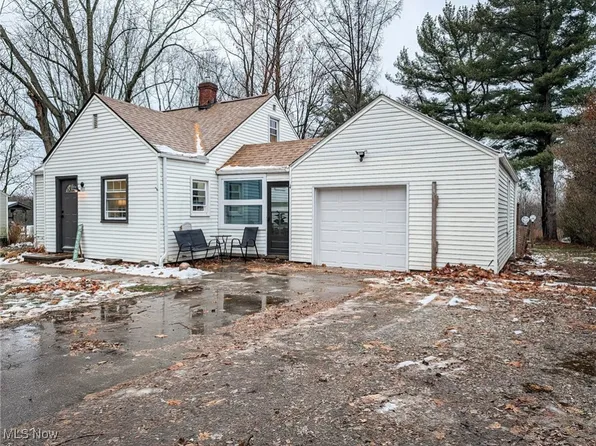 1872 Pickle Rd, Akron, OH 44312