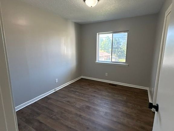 4th image of 925 Tyler Dr