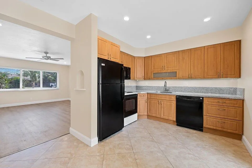 1209 NE 18th Ave