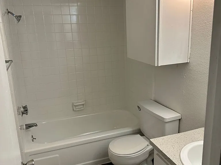 The Lewiston Apartments — Photo 9