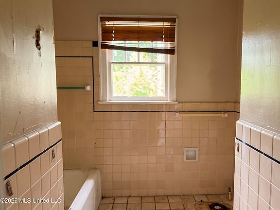 5th image of 407 Alta Woods Blvd