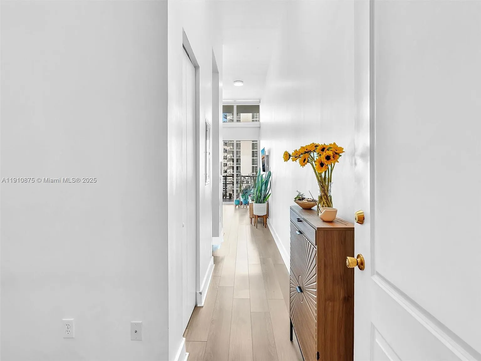 1 bed, 1.0 bath, 678 sqft, $2,950 — Photo 2