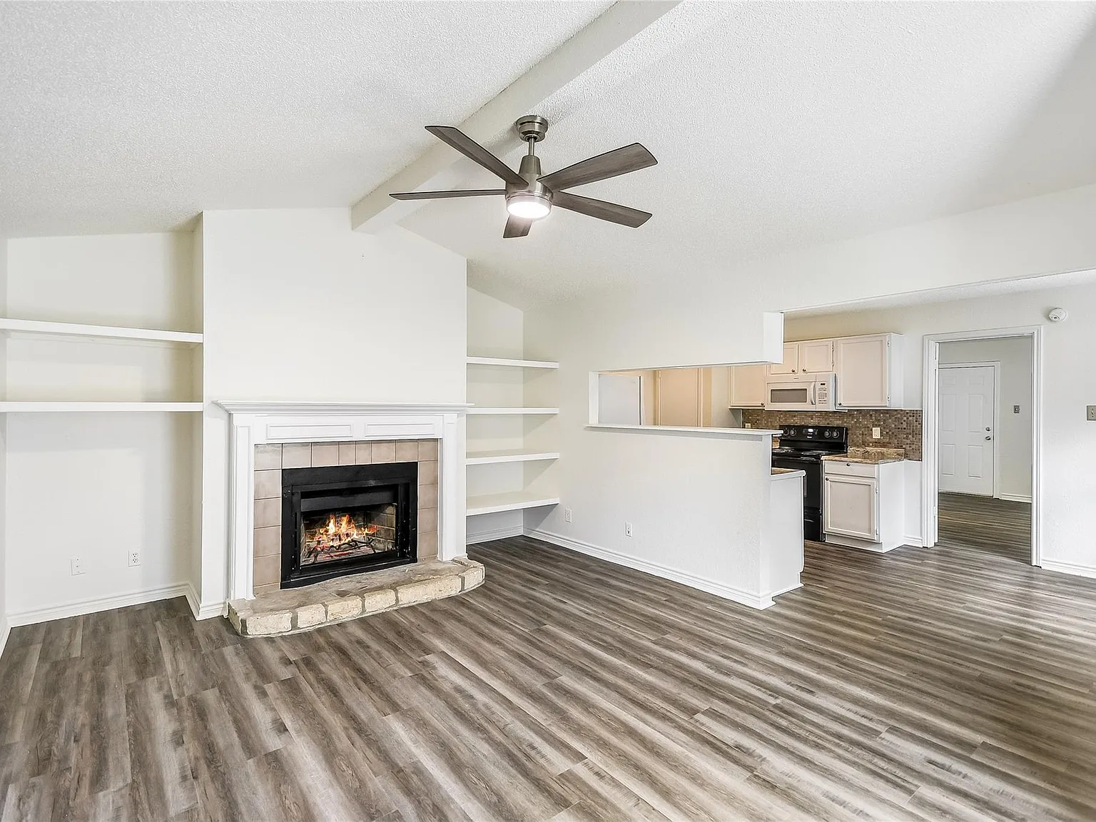 2 bed, 2.0 bath, 899 sqft, $1,550 — Photo 2
