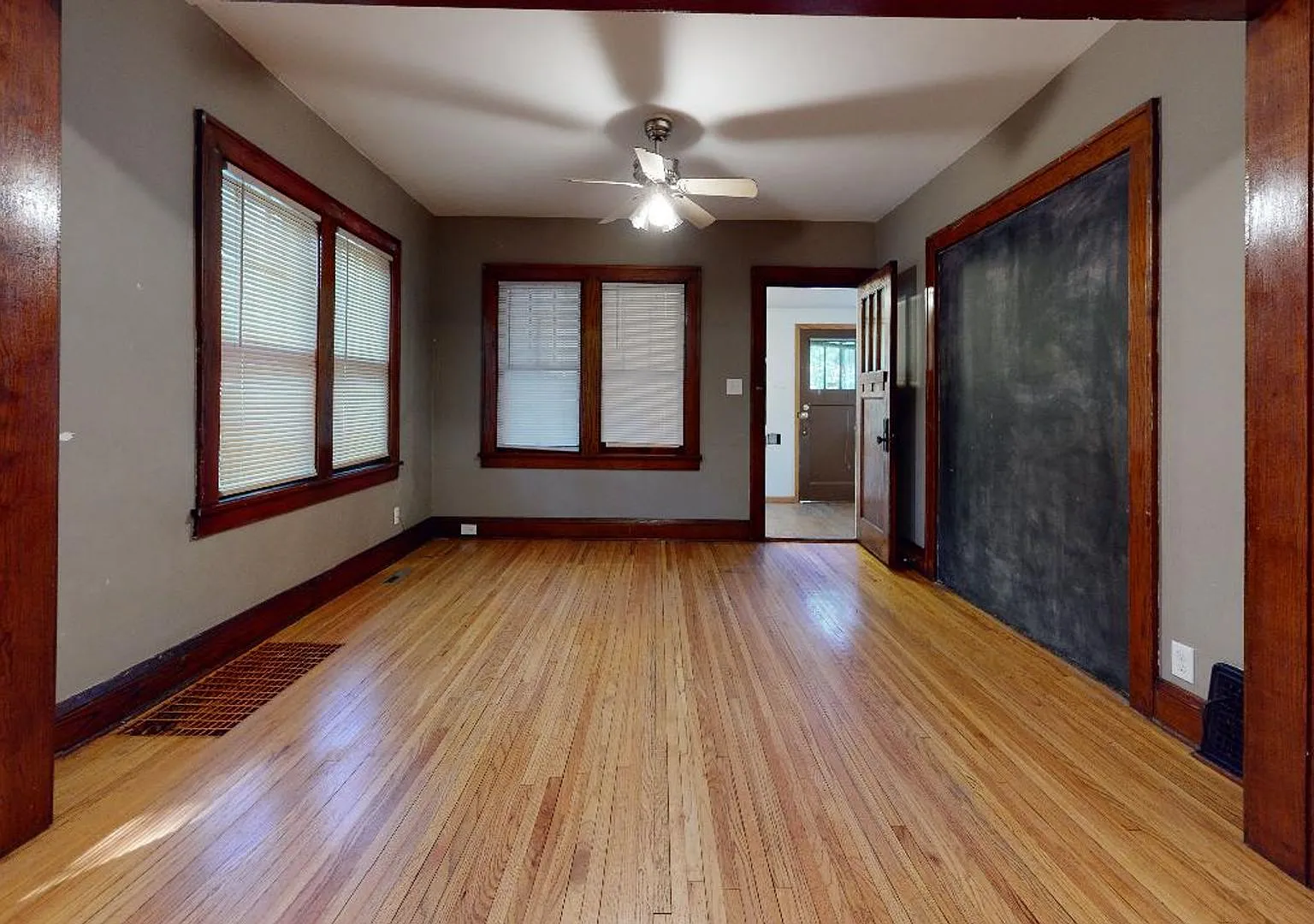 Affordable 6-Bedroom House close to U of M Campus — Photo 2