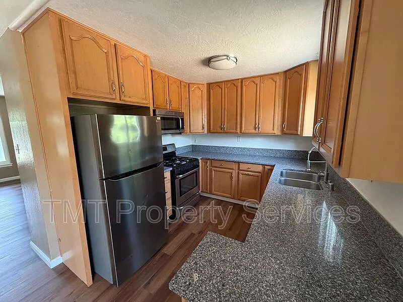 3 bed, 1.0 bath, 897 sqft, $2,195 — Photo 4