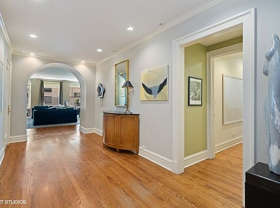 5th image of 442 W Wellington Ave #1W
