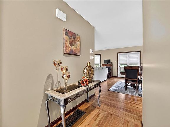4th image of 643 Meadows Ln