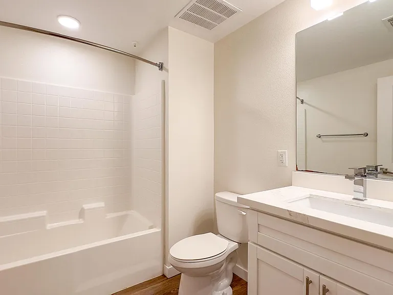La Perla Apartments — Photo 30