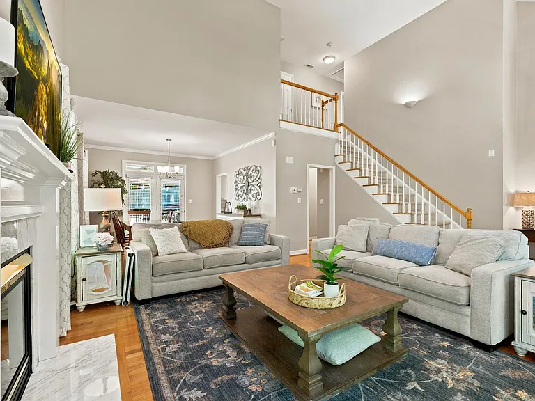 2306 Strawberry Ln — Photo 3