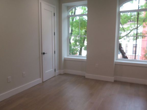 3rd image of 860 Hancock St #2R
