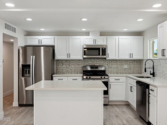 3rd image of 8132 W EARLL Drive