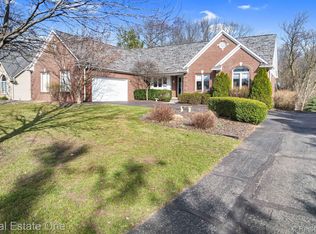 9769 Sunnywood Trl, South Lyon, MI