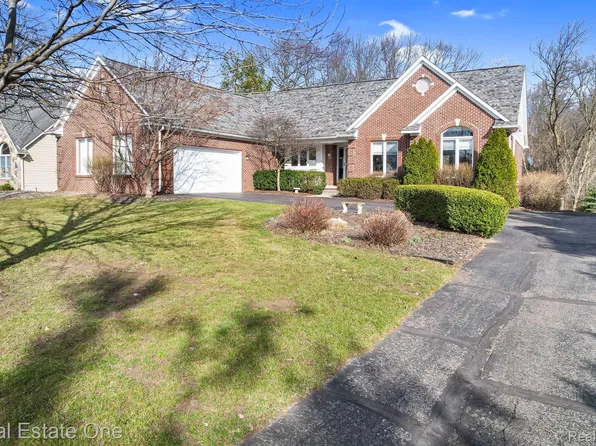 9769 Sunnywood Trl, South Lyon, MI 48178