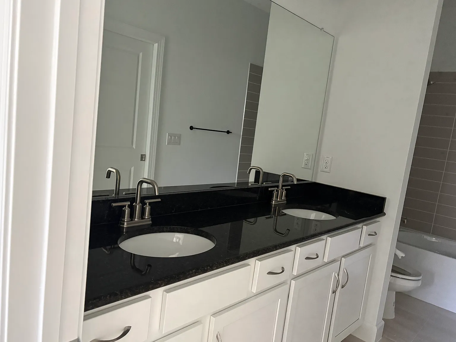 3 bed, 1976 sqft, $4,000 — Photo 1