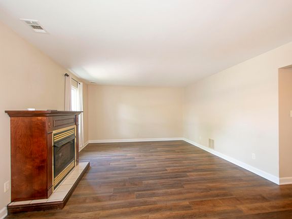 3rd image of 1904 Burgundy St