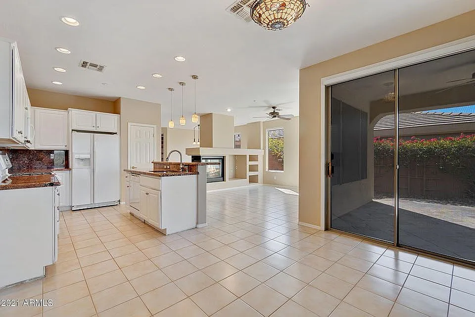 2 bed, 2.0 bath, 2099 sqft, $2,899 — Photo 4