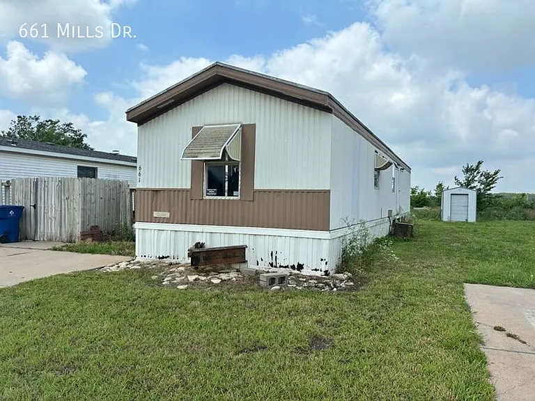 661 E Mills Dr — Photo 3