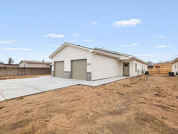 2nd image of 2459 W Macarthur Rd