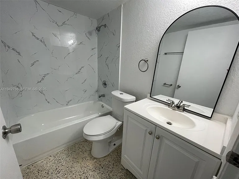 142 SW 18th Ave #19 — Photo 18