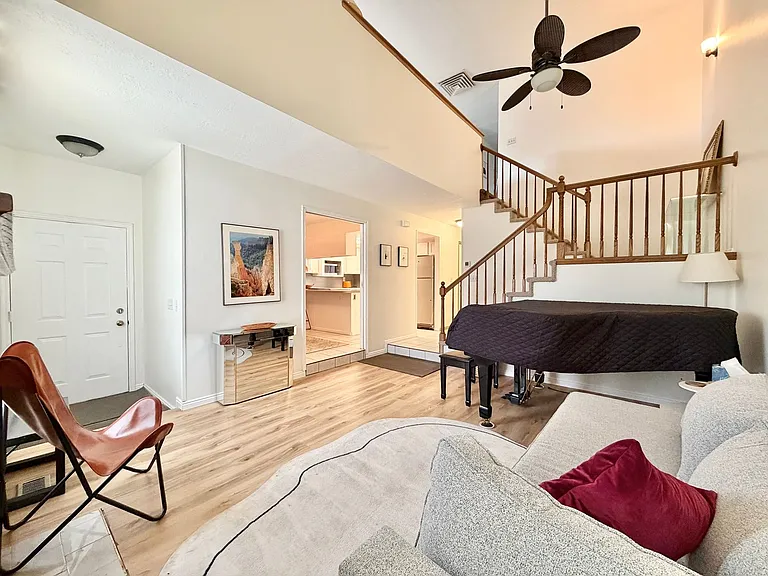 8758 S Oakwood Park Cir — Photo 2