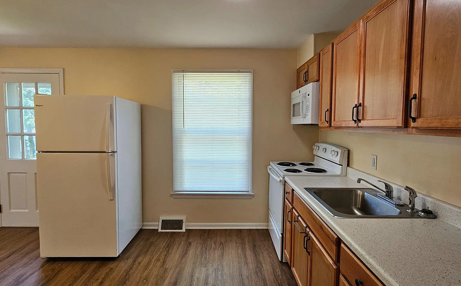 2 bed, 1.0 bath, 900 sqft, $1,250 — Photo 3