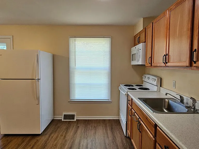 220 E Whitlock Ave — Photo 3