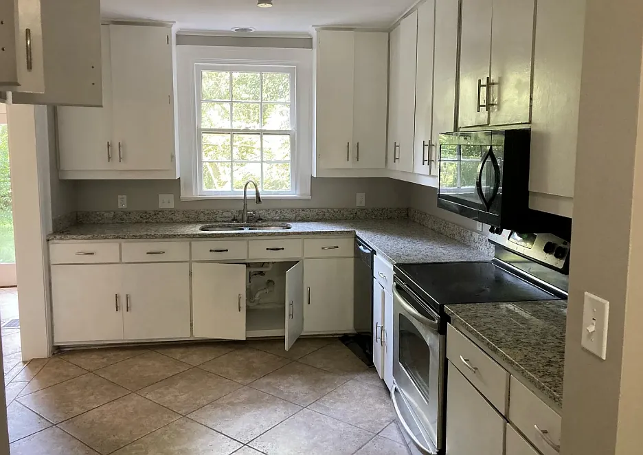 5 bed, 3.0 bath, 3224 sqft, $2,100 — Photo 4