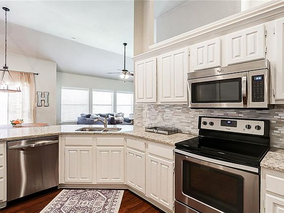 3rd image of 2219 Greenview Dr