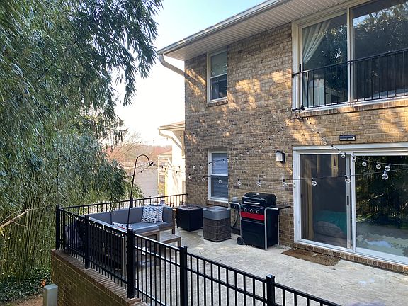 2nd image of 5560 Burnside Dr #5560