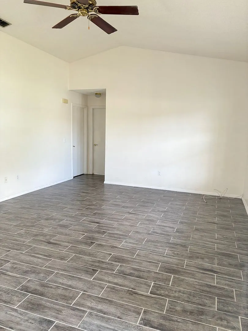 Building Photo - 310 Oak Lane Pass