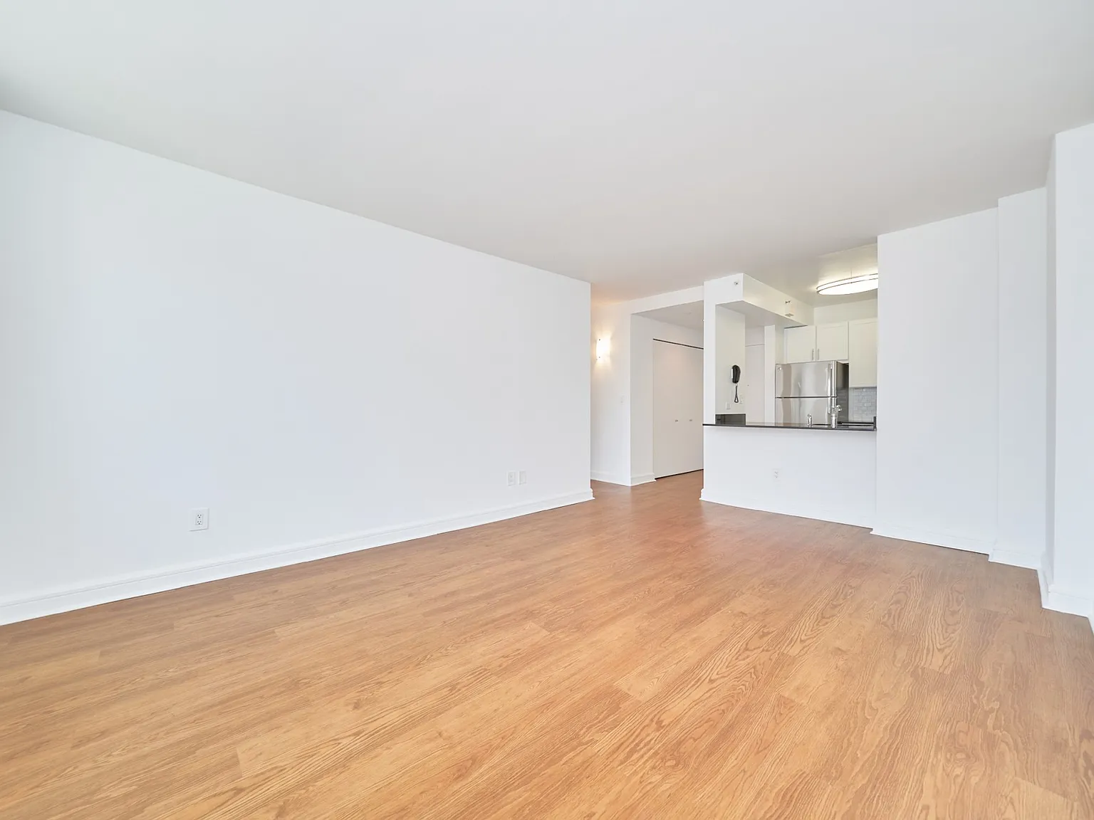 140 Riverside Boulevard — Photo 2