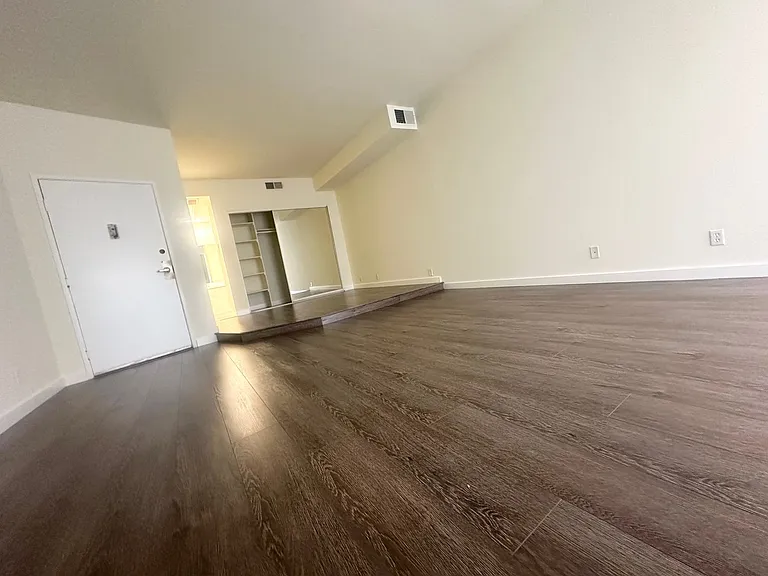 1234 Las Palmas Ave — Photo 3
