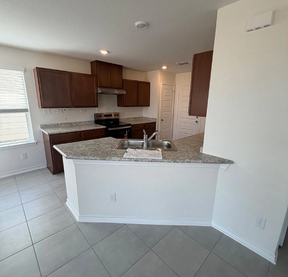 3 bed, 2.5 bath, 1389 sqft, $1,600 — Photo 4