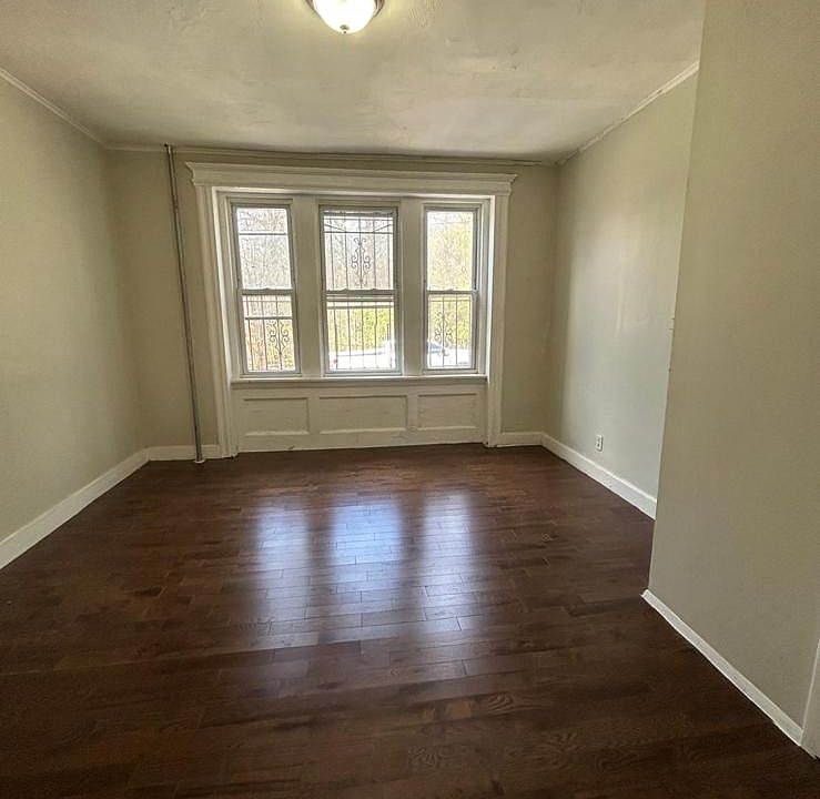 1st image of 233 Rose St Floor 1