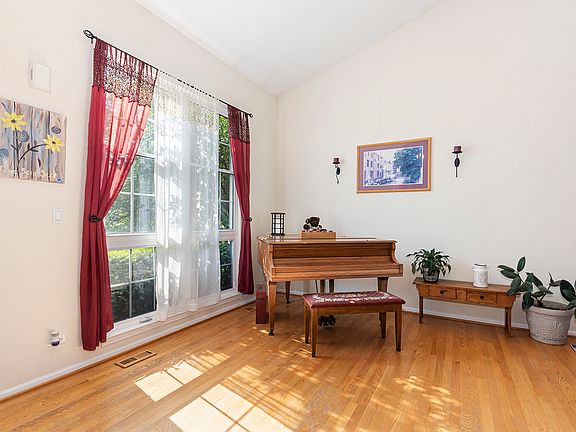 3rd image of 984 Tallgrass Dr