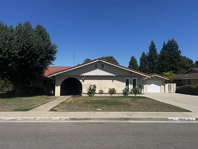 1412 Circle Dr E — Photo 1