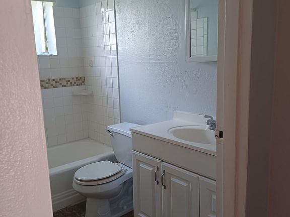 5th image of 415 1st Ave NE