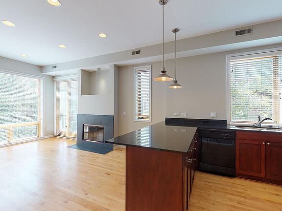 2nd image of 900 N Wood St #3S