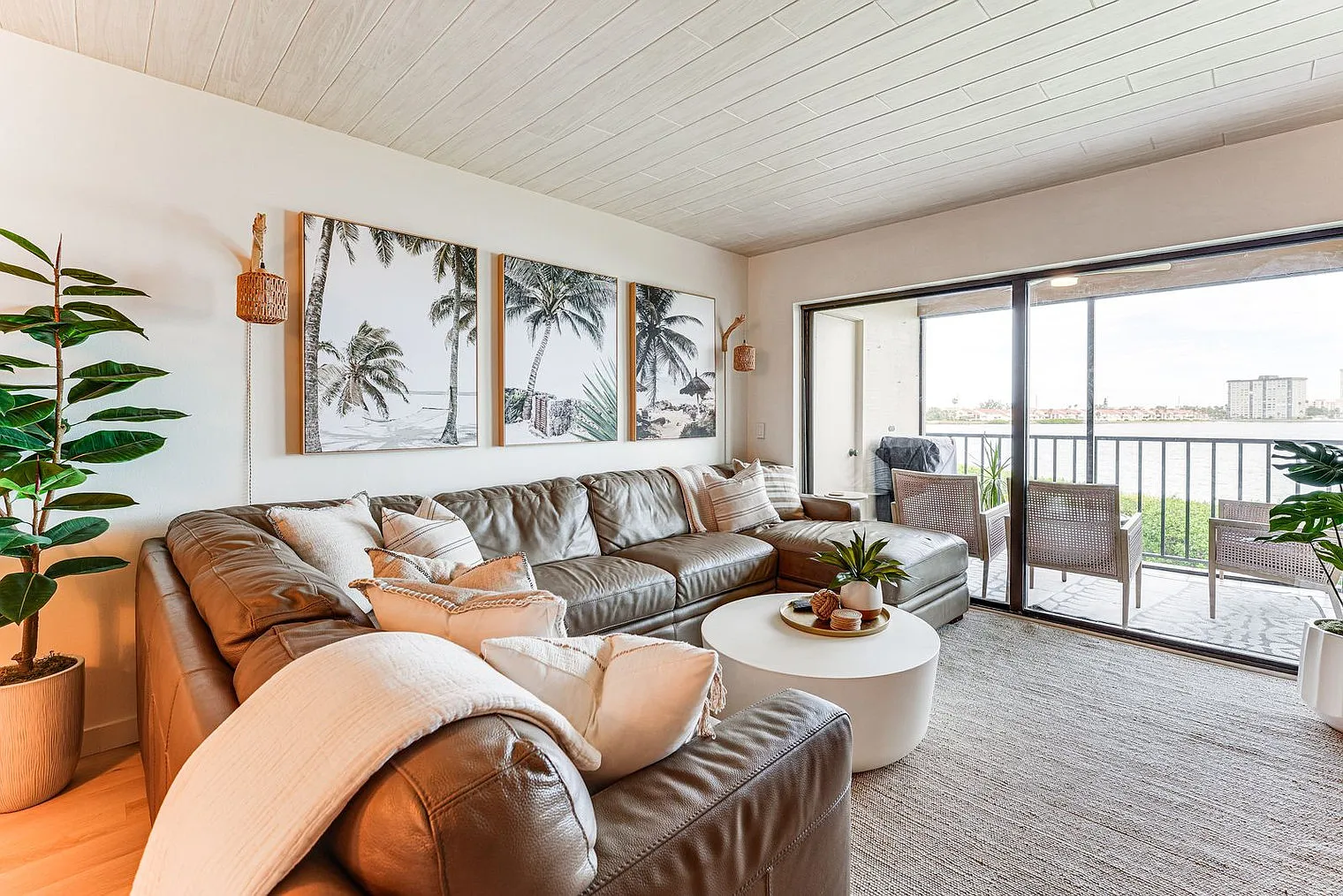 2 bed, 2.0 bath, 882 sqft, $4,096 — Photo 1