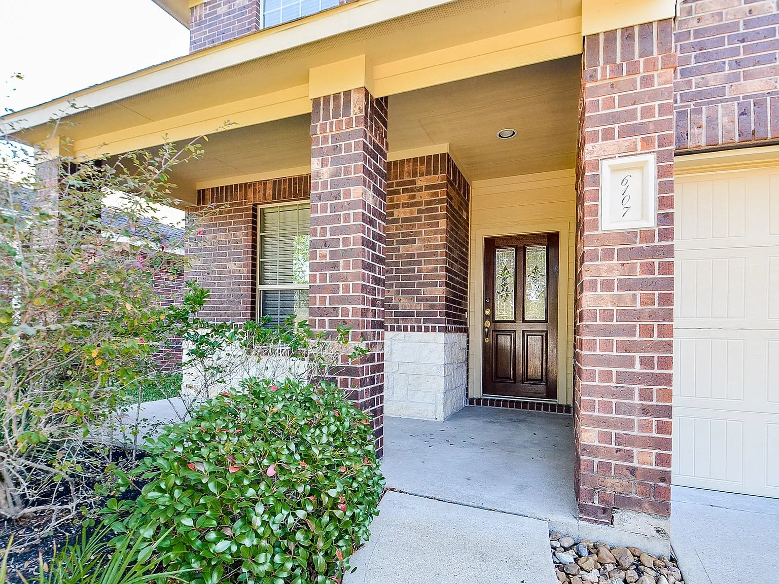 4 bed, 2.5 bath, 2235 sqft, $2,300 — Photo 2