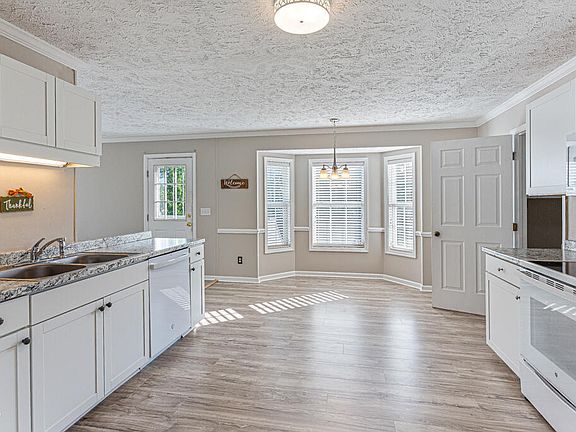 4th image of 142 Richmond Park Dr