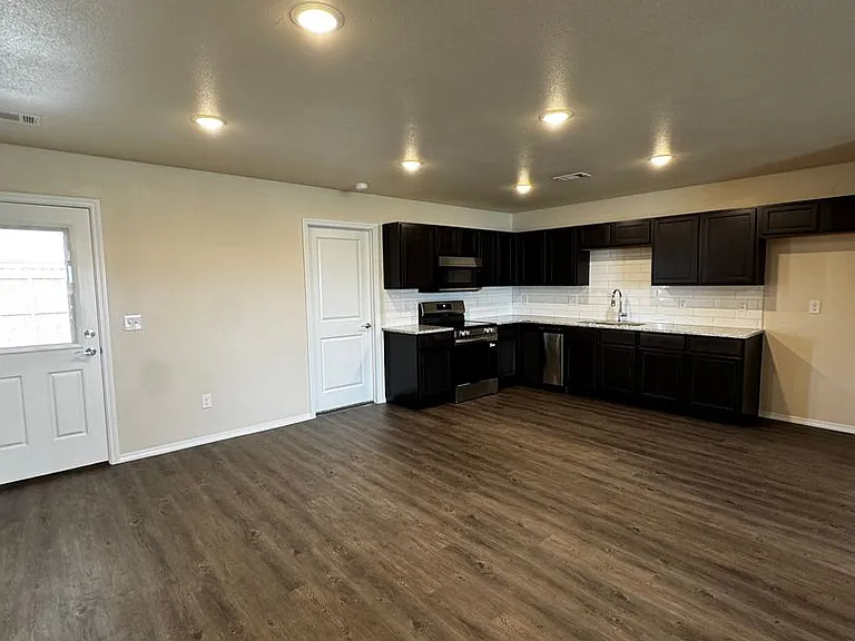4203 Sunset St — Photo 3