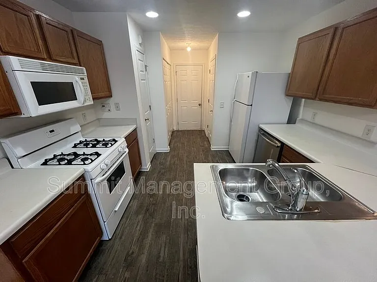 2810 Lakeside Cir — Photo 4