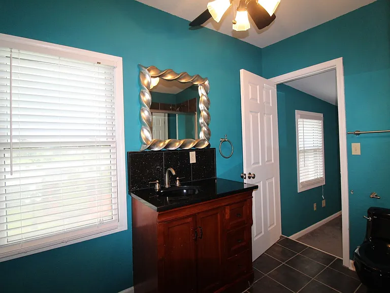 3215 Charlotte St — Photo 29