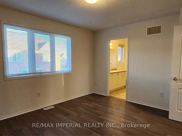 1423 Rennie St — Photo 6