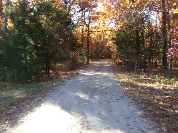 000 Middle Earth Trail, Louisburg, MO 65685