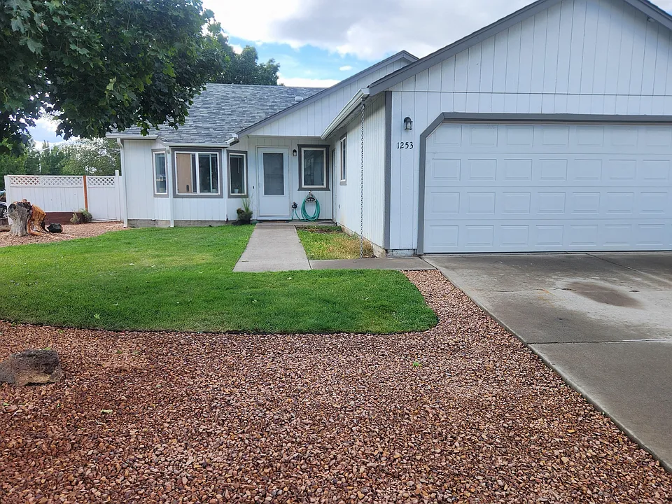 1253 SW 33rd St